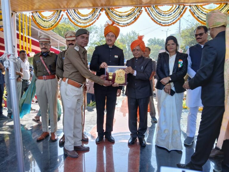 Dewas Ki Khabar: Deputy Chief Minister Jagdish Devda honored Hari Om Parashar Forest Officer at the district headquarters