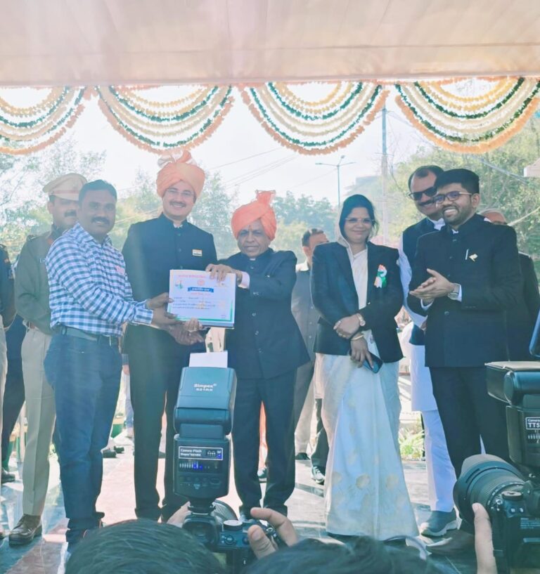 Khategaon Ki Khabar: Adarsh ​​Gram Panchayat secretary Vijay Mali gets honor for best work