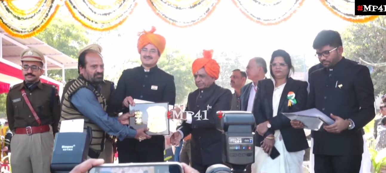 Nemawar Ki News: CMO Nagar Parishad Nemawar honored for excellent service