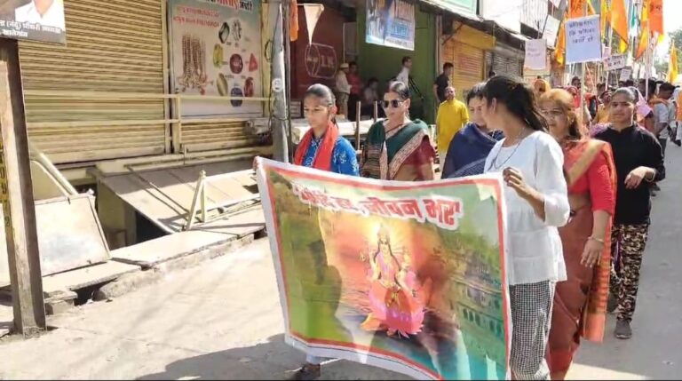 Khategaon News: The entire city remained closed in protest against the misbehavior with the residents of Parikrama