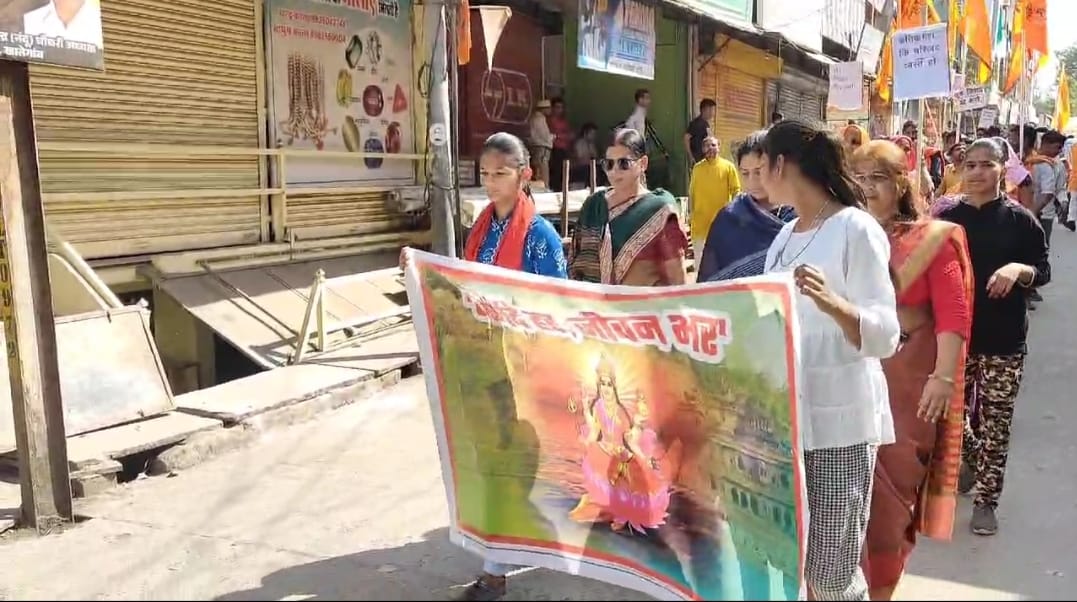 Khategaon News: The entire city remained closed in protest against the misbehavior with the residents of Parikrama