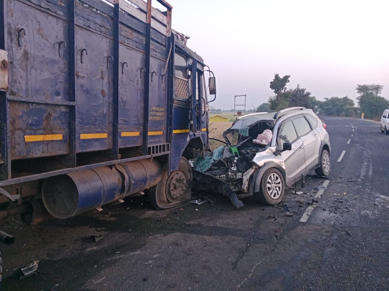 Khategaon News: Car and truck of pilgrims returning from Kumbh bath collide