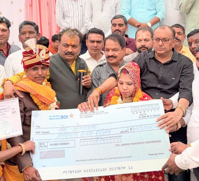 Dewas News: Under the Chief Minister Kanya Vivah Yojana, 132 couples tied the knot in the agricultural produce market of Janpad Panchayat Kathegaon