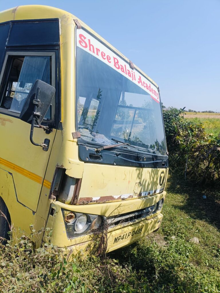 Khategaon News: Case registered against school bus driver for negligence and endangering the lives of children