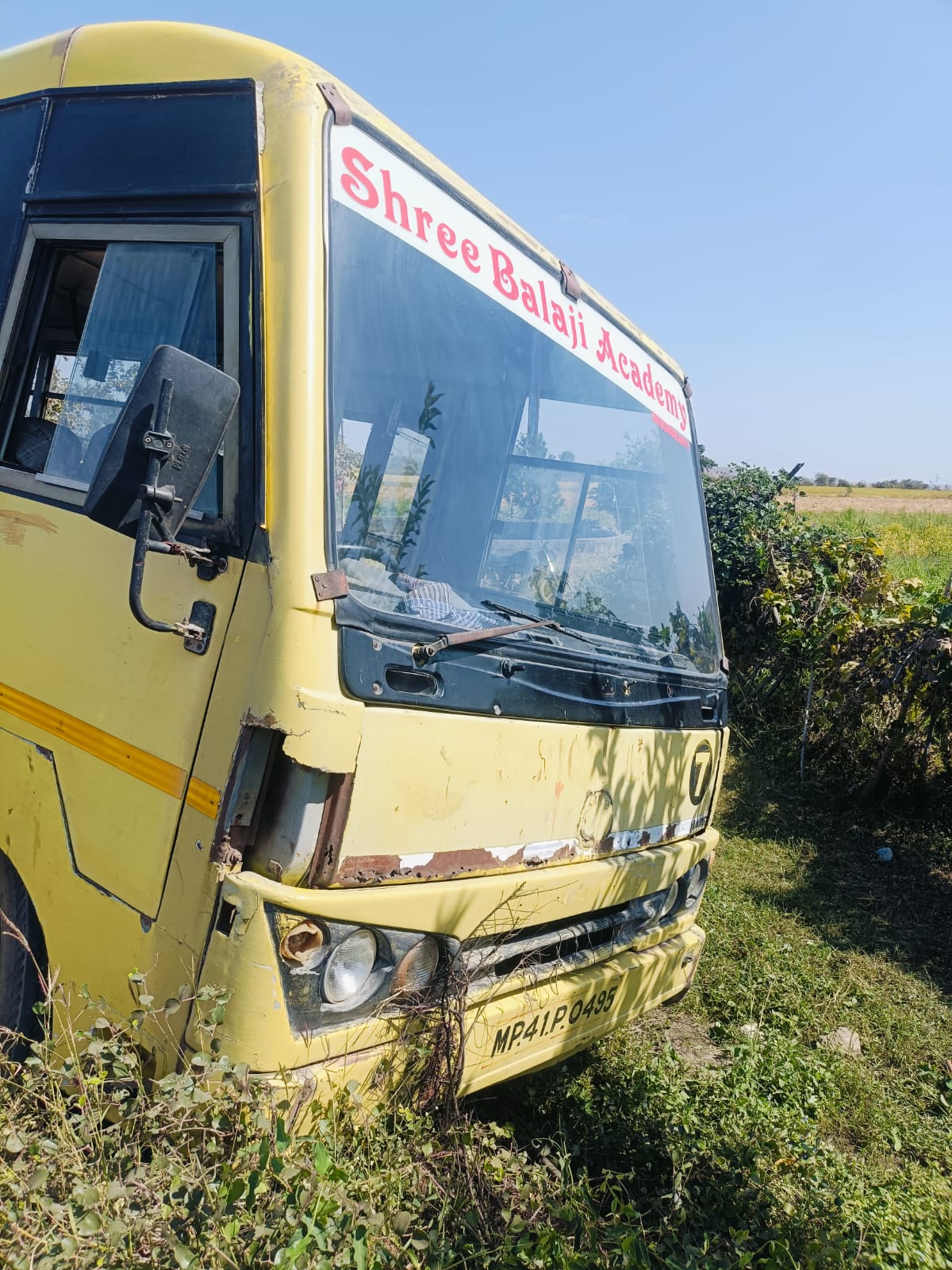 Khategaon News: Case registered against school bus driver for negligence and endangering the lives of children
