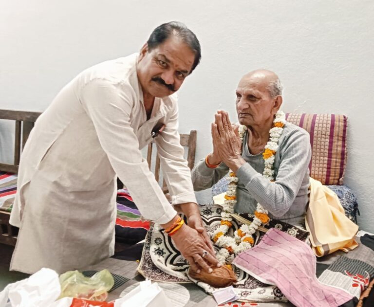 Khategaon: Cabinet minister rank holder Pappu Gora took blessings from his guru Vermaji.