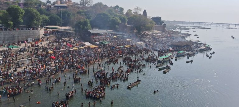 Nemawar: 50000 devotees took a holy dip in Mother Narmada on the occasion of Chaitra's Bhootdi Amavasya festival.