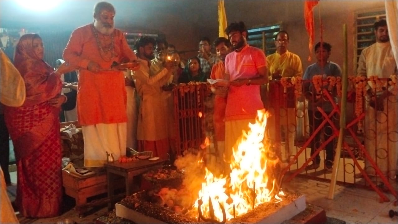 Bhopal: On completion of Shatchandi Maha Rudra Yagna, a huge crowd of people gathered in the bhandaar