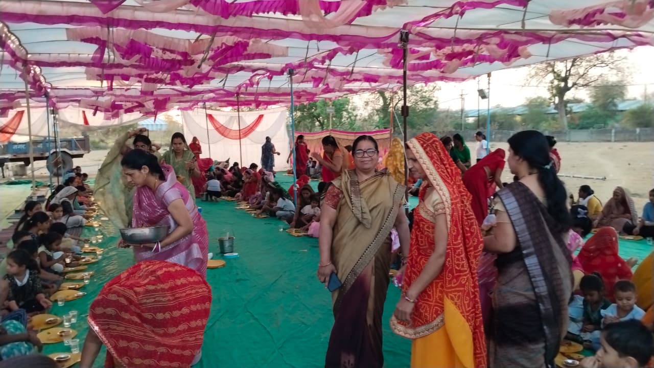Khategaon: On completion of the yagna, a huge feast was organized at Seva Ashram Khategaon JP Colony