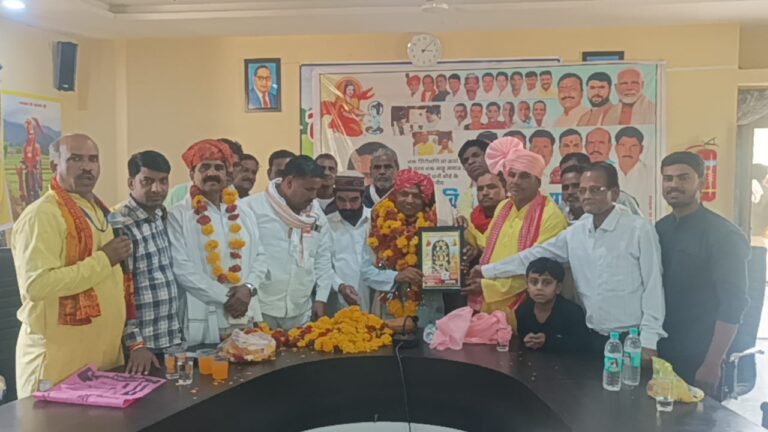Khategaon Ki News: Sahu community felicitated Ravi Karan Sahu, Chairman of Oil Ghani Board in Khategaon