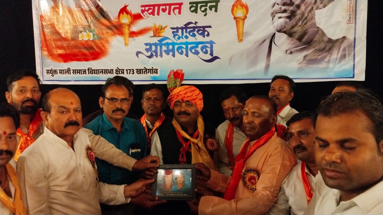A huge historic procession was organised by the United Mali Society on Jyotiba Phule Jayanti, a wonderful welcome was given at many places in the city