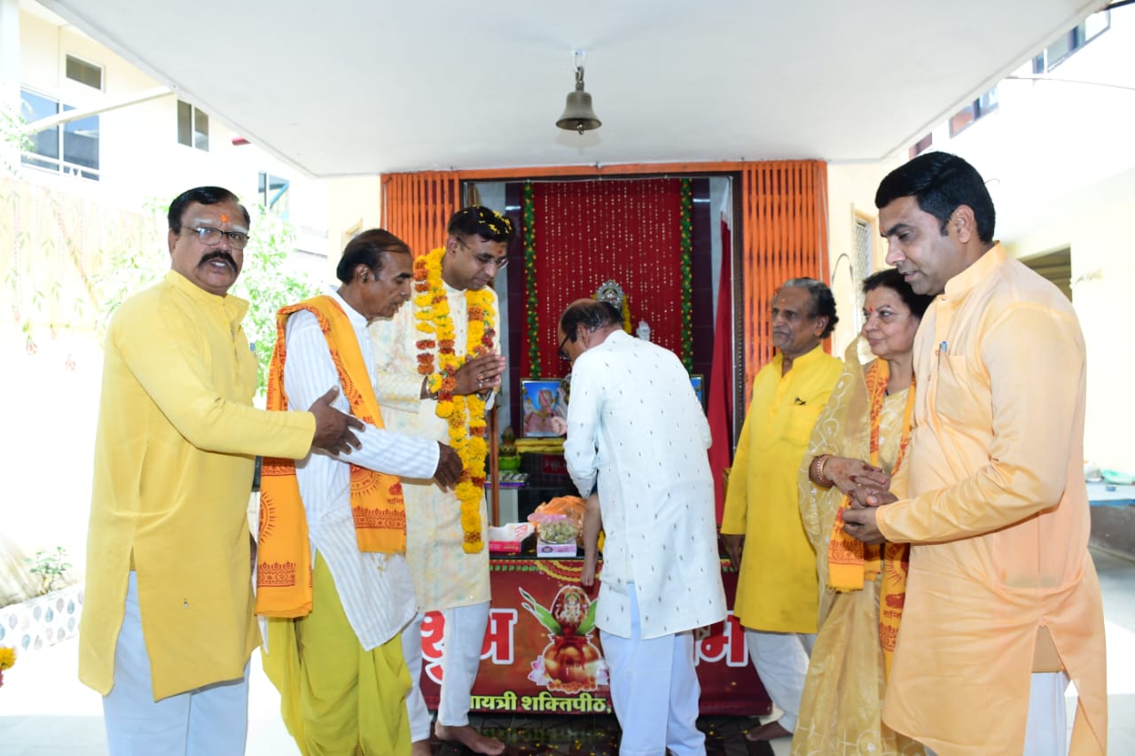 Chetan Sarathe honored for receiving PhD degree