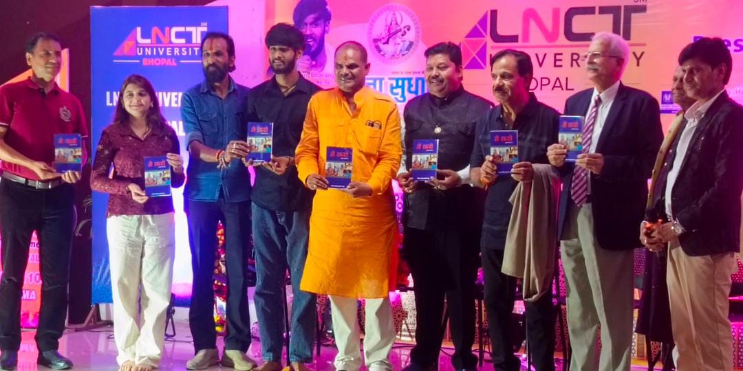 Bhopal Ki News: On Father's Day, the book 'Karo 7' written by Satyendra Sahu was released by Saregama Top Ten Finalist Chetan Bharanga.