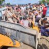 Khategaon: The demands of the affected farmers in Indore Budhni railway line were not resolved.