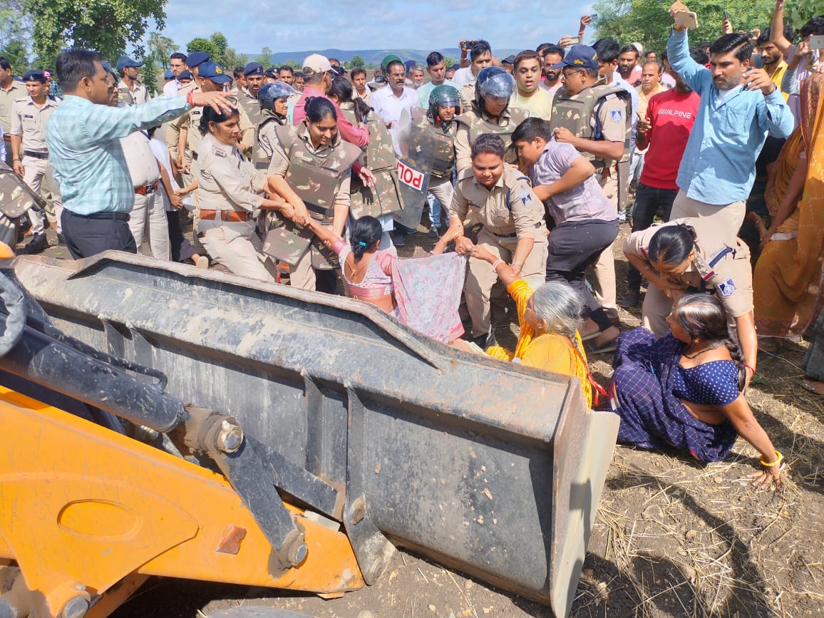 Khategaon: The demands of the affected farmers in Indore Budhni railway line were not resolved.