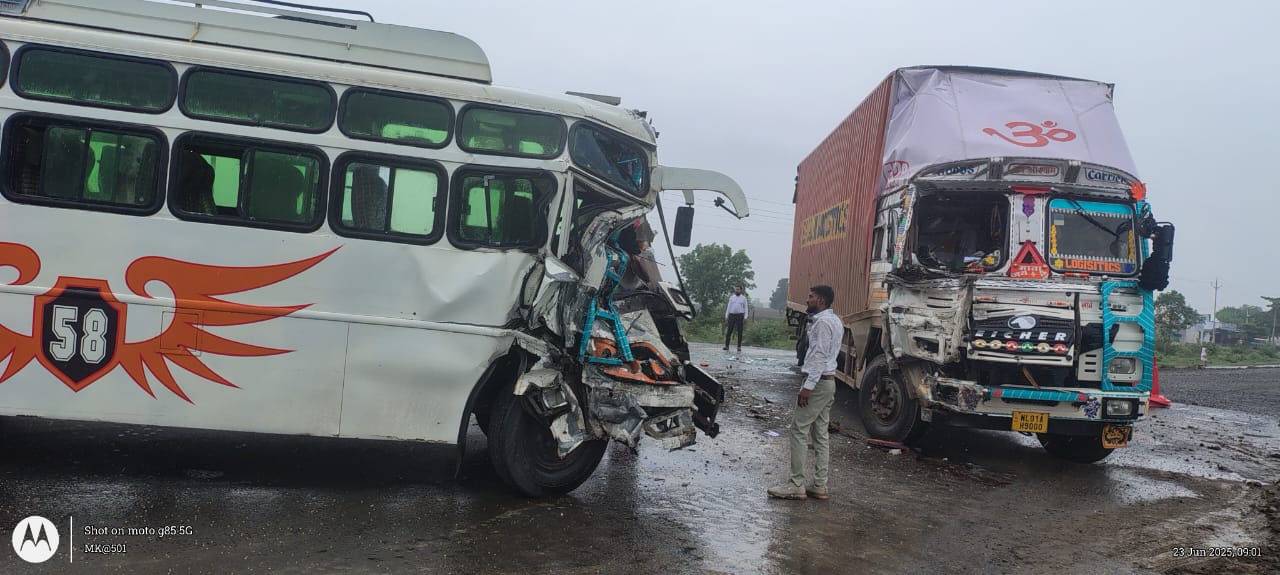 Khategaon Ki News: The container driver died on the spot in a collision between a bus and a container on Indore Betul National Highway
